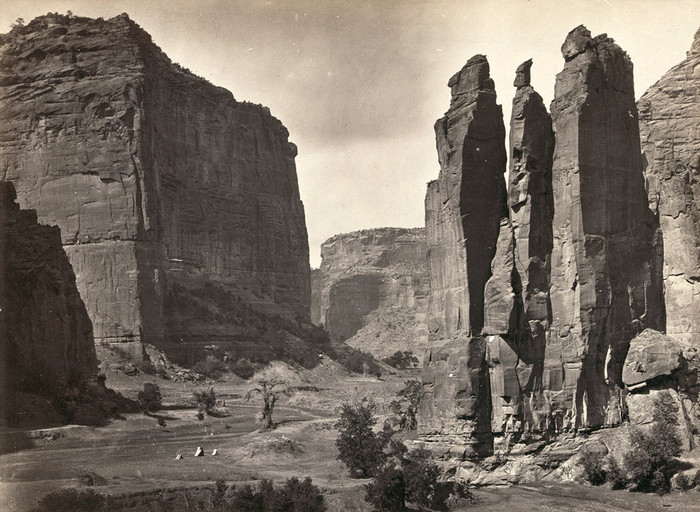 Hẻm Canyon de Chelly, Arizona năm 1873. Hẻm Canyon de Chelly, Arizona năm 1873.