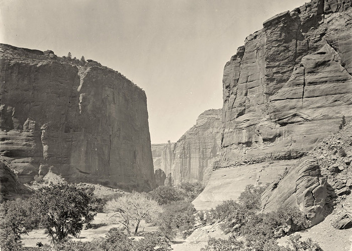 Vách núi cao 360m tại hẻm Canyon de Chelly, Arizona năm 1873. Vách núi cao 360m tại hẻm Canyon de Chelly, Arizona năm 1873.