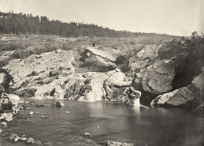 Một người đàn ông tắm tại Pagosa Hot Spring, Colorado, vào năm 1874. Một người đàn ông tắm tại Pagosa Hot Spring, Colorado, vào năm 1874.