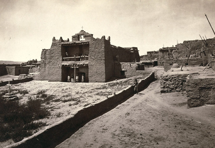 Một nhà thờ cổ ở Zuni Pueblo, New Mexico năm 1873. Một nhà thờ cổ ở Zuni Pueblo, New Mexico năm 1873.