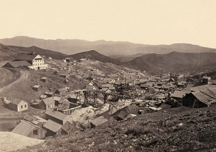 Thị trấn khai thác vàng Hill ở phía nam thành phố Virginia, Nevada năm 1867. Thị trấn khai thác vàng Hill ở phía nam thành phố Virginia, Nevada năm 1867.