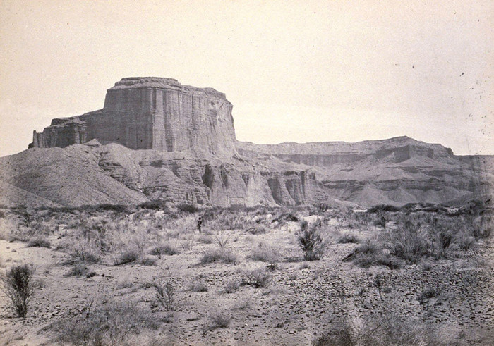 Dãy Cathedral Mesa, sông Colorado, Arizona, năm 1871. Dãy Cathedral Mesa, sông Colorado, Arizona, năm 1871.