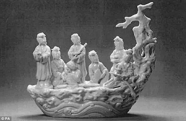 Chiếc thuyền chở 7 nàng tiên được làm từ sứ. Chiếc thuyền chở 7 nàng tiên được làm từ sứ.