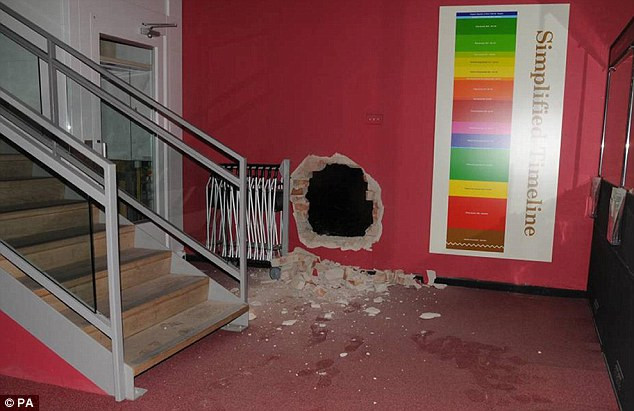 Những tên trộm đã mất 40 phút để tạo ra lỗ thủng này. Những tên trộm đã mất 40 phút để tạo ra lỗ thủng này.