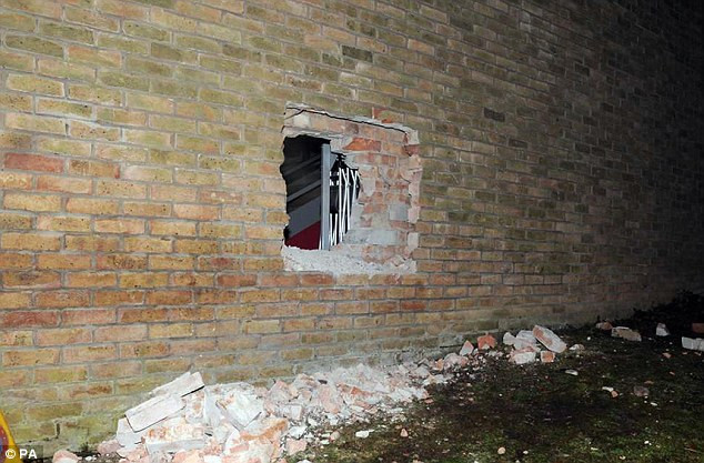 Bức tường dày đã bị đục một lỗ lớn. Bức tường dày đã bị đục một lỗ lớn.