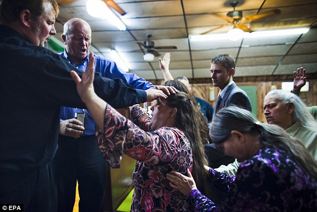 Harvey Payne (trá) và Pete Woods xức dầu cho các tín đồ