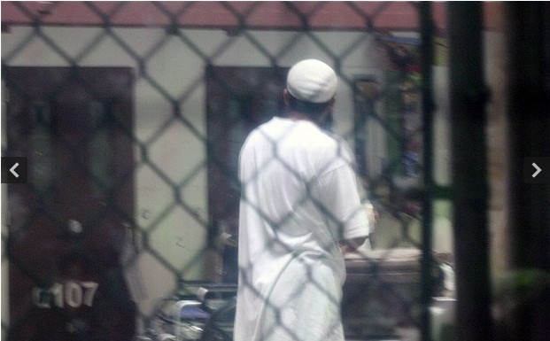 Một tù nhân đi lại trong trại 6. Mặc dù tổng thống Mỹ Barack Obama đã cam kết sẽ đóng cửa và tiến hành thuyên chuyển các tù nhân ra khỏi nhà tù gây nhiều tranh cãi này, nhưng hiện vẫn còn có 169 người vẫn bị giam giữ tại đây.