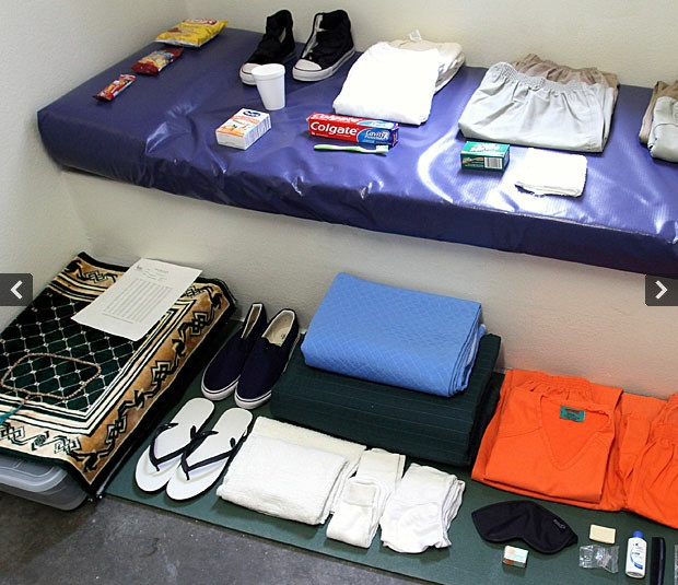 Đồ dùng dành cho các tù nhân ở trại 6 (trên) và trại 5 (dưới).