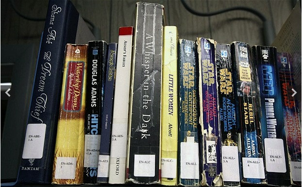 Sách trong thư viện ở Guantanamo.