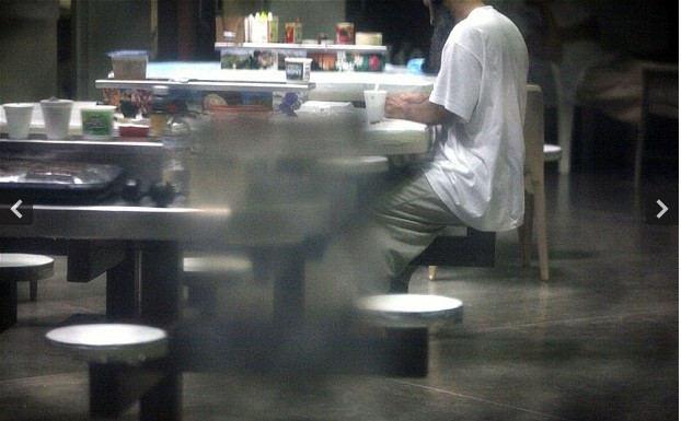 Một tù nhân tại trại 6. Nhà báo Anh đã mất nhiều tháng đàm phán với chính phủ Mỹ trước khi được cho phép công bố các hình ảnh mà ông đã chụp được bên trong Guantanamo.