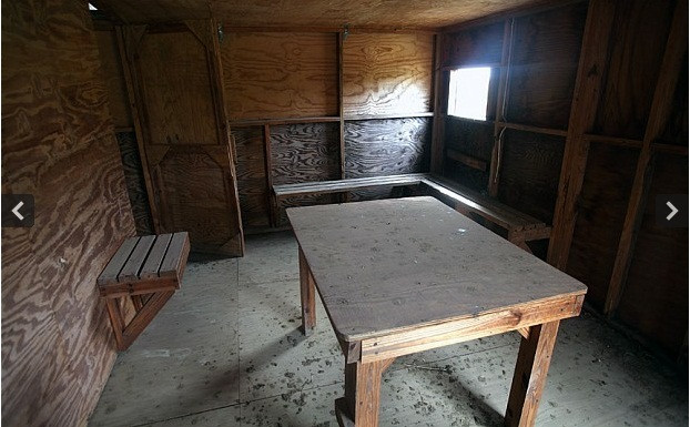 Bên trong phòng giam tại trại X Ray.