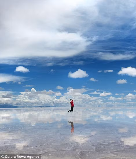 Không chỉ là một địa điểm du lịch hút khách, Salar de Uyuni còn được NASA sử dụng để hiệu chỉnh quỹ đạo của vệ tinh. Không chỉ là một địa điểm du lịch hút khách, Salar de Uyuni còn được NASA sử dụng để hiệu chỉnh quỹ đạo của vệ tinh.