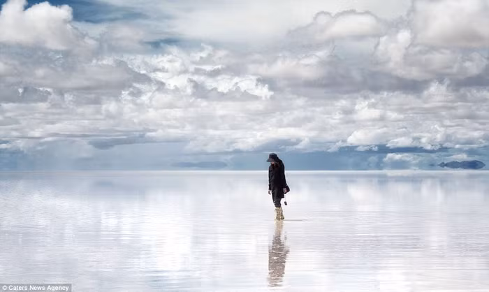 Khách du lịch đi trên mặt hồ muối Salar de Uyuni. Khách du lịch đi trên mặt hồ muối Salar de Uyuni.
