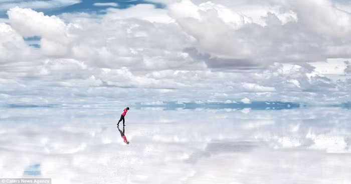 Salar de Uyuni nằm ở phía tây nam Bolivia, gần đỉnh của dãy Andes, ở độ cao 3.600m trên mực nước biển. Salar de Uyuni nằm ở phía tây nam Bolivia, gần đỉnh của dãy Andes, ở độ cao 3.600m trên mực nước biển.