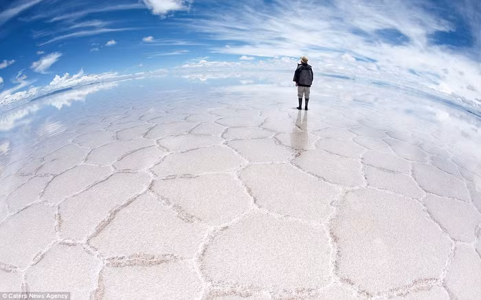 Khách du lịch đi trên mặt hồ muối Salar de Uyuni. Khách du lịch đi trên mặt hồ muối Salar de Uyuni.