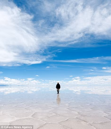 Khách du lịch đi trên mặt hồ muối Salar de Uyuni. Khách du lịch đi trên mặt hồ muối Salar de Uyuni.