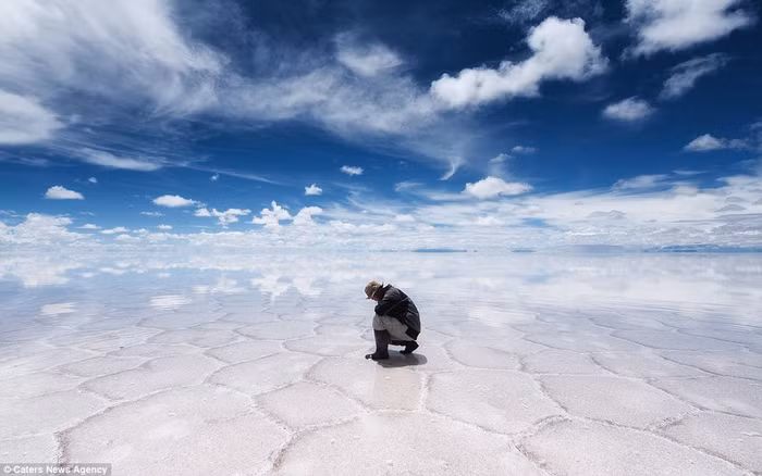 Những đám mây và bầu trời được phản chiếu đem lại cảm giác như phía trước không có điểm tận cùng. Những đám mây và bầu trời được phản chiếu đem lại cảm giác như phía trước không có điểm tận cùng.