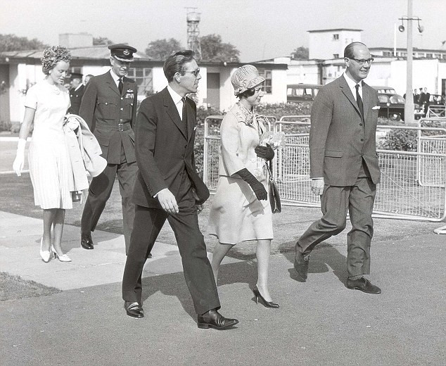 Lord Snowdon và Công chúa Margaret đã sẵn sàng lên một máy bay trong tháng 9 năm 1964 trước chuyến thăm tới Copenhagen. Lord Snowdon và Công chúa Margaret đã sẵn sàng lên một máy bay trong tháng 9 năm 1964 trước chuyến thăm tới Copenhagen.
