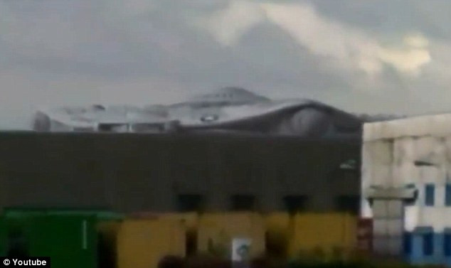 Chiếc UFO hạ cánh xuống nóc tòa nhà