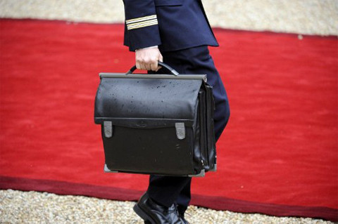 Chiếc cặp hạt nhân được mang tới điện Elysee để bàn giao cho tân Tổng thống Hollande trong lễ nhậm chức hôm qua. Ảnh: AFP Chiếc cặp hạt nhân được mang tới điện Elysee để bàn giao cho tân Tổng thống Hollande trong lễ nhậm chức hôm qua. Ảnh: AFP