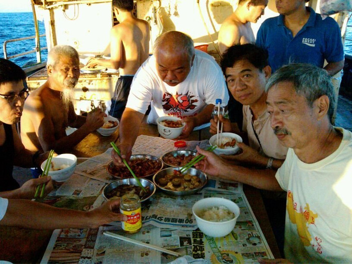 Bữa ăn trên tàu Khởi Phong 2 trong hành trình đến đảo Senkaku/Điếu Ngư của 14 người Hồng Kông. Bữa ăn trên tàu Khởi Phong 2 trong hành trình đến đảo Senkaku/Điếu Ngư của 14 người Hồng Kông.