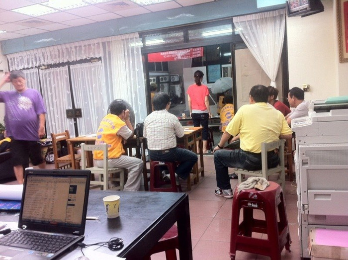 Các thành viên trong nhóm "Ủy ban Hành động vì Điếu Ngư" theo dõi hành trình của tàu Khởi Phong 2 Các thành viên trong nhóm "Ủy ban Hành động vì Điếu Ngư" theo dõi hành trình của tàu Khởi Phong 2