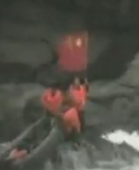 Nhóm người Hồng Kông ủng hộ Bắc Kinh trong tranh chấp chủ quyền đảo Senkaku với Nhật Bản cắm cờ lên đảo. Ảnh được tàu cá Khởi Phong 2 chụp bằng di động tải lên mạng Nhóm người Hồng Kông ủng hộ Bắc Kinh trong tranh chấp chủ quyền đảo Senkaku với Nhật Bản cắm cờ lên đảo. Ảnh được tàu cá Khởi Phong 2 chụp bằng di động tải lên mạng