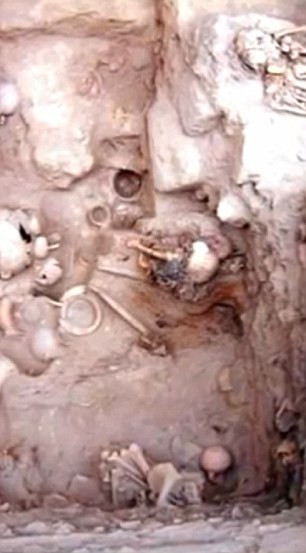 Một số bộ hài cốt cho thấy có dấu hiệu bị chấn thương hoặc mắc bệnh nặng trước khi chết. Một số bộ hài cốt cho thấy có dấu hiệu bị chấn thương hoặc mắc bệnh nặng trước khi chết.