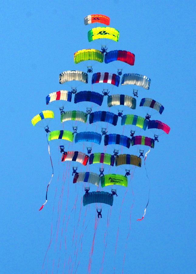 Màn trình diễn nhảy dù đầy màu sắc trong ngày khai mạc triển lãm tại tỉnh Hà Nam, Trung Quốc. Màn trình diễn nhảy dù đầy màu sắc trong ngày khai mạc triển lãm tại tỉnh Hà Nam, Trung Quốc.