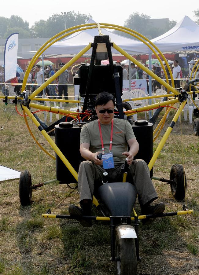 Người dân tham gia triển lãm hàng không tại An Dương Người dân tham gia triển lãm hàng không tại An Dương