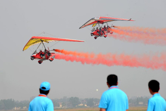 Máy bay tham gia trình diễn trong phiên khai mạc Máy bay tham gia trình diễn trong phiên khai mạc
