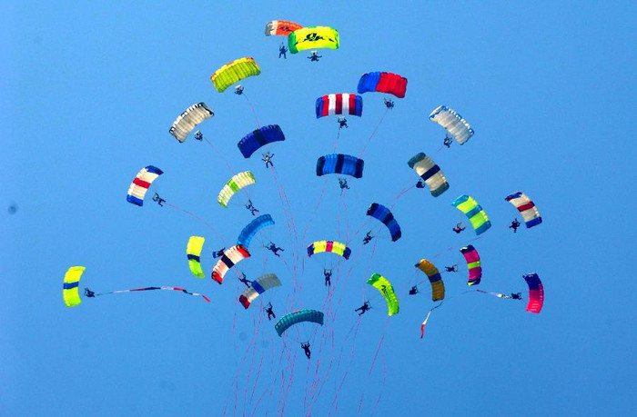 Màn trình diễn đặc sắc của đội nhảy dù trong phiên khai mạc Màn trình diễn đặc sắc của đội nhảy dù trong phiên khai mạc