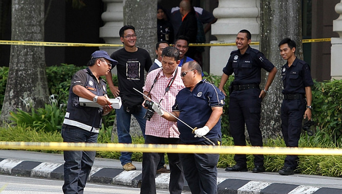 Cảnh sát Malaysia thu giữ thanh kiếm tại hiện trường. Cảnh sát Malaysia thu giữ thanh kiếm tại hiện trường.