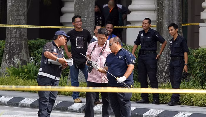 Cảnh sát Malaysia thu giữ thanh kiếm tại hiện trường.