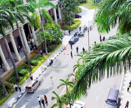 Cặp đôi hung hăng đã bắt một nhân viên an ninh làm con tin nhằm vượt qua trạm kiểm soát và đập vỡ cửa kính một chiếc Hyundai Accent và Perodua Kancil tại bãi đỗ xe. Cặp đôi hung hăng đã bắt một nhân viên an ninh làm con tin nhằm vượt qua trạm kiểm soát và đập vỡ cửa kính một chiếc Hyundai Accent và Perodua Kancil tại bãi đỗ xe.