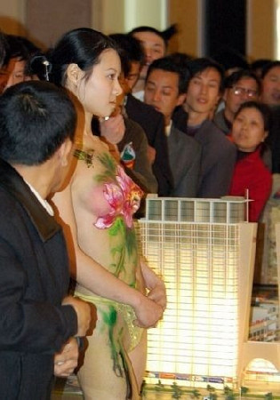 Mốt thuê người mẫu thuyết phục khách thăm quan mua bất động sản xuất hiện lần đầu tiên tại Thượng Hải vào năm 2003.