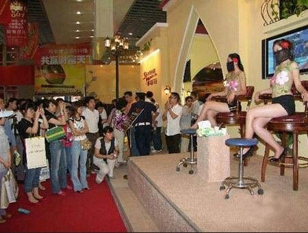 Giá thuê người mẫu chào hàng ở Bắc Kinh và Thượng Hải vào khoảng từ 1.000 đến 1.500 tệ/ngày/người.