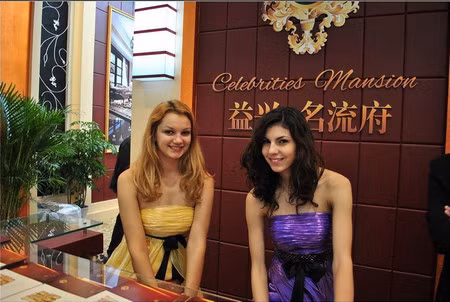 Theo số liệu thống kê, thu nhập trung bình hàng tháng cho các người mẫu làm nghề này ở Bắc Kinh và Thượng Hải năm 2009 là 4.036 đến và 3.566 tệ.