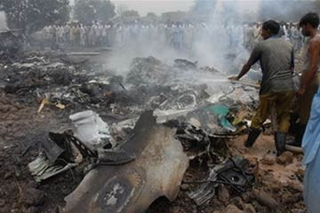 Một chiếc Fokker F-27 rơi tại Pakistan năm 2006. Một chiếc Fokker F-27 rơi tại Pakistan năm 2006.