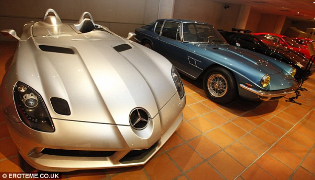 Hoàng tử Albert II đã tu sửa bộ sưu tập xe hơi này trước khi đem bán đấu giá. Hoàng tử Albert II đã tu sửa bộ sưu tập xe hơi này trước khi đem bán đấu giá.