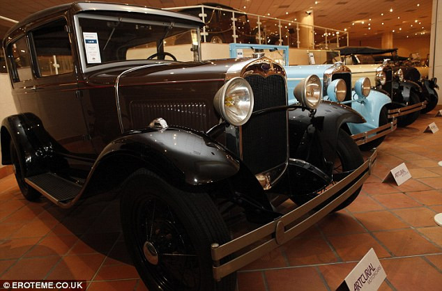 Hoàng tử Rainier III đã qua đời năm 2005 ở tuổi 81. Hoàng tử Rainier III đã qua đời năm 2005 ở tuổi 81.