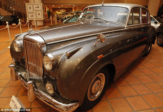Chiếc Bentley S1 của những năm 1950. Hoàng gia Monaco có một bộ sưu tập xe hơi của mọi nhà sản xuất xe trên thế giới. Chiếc Bentley S1 của những năm 1950. Hoàng gia Monaco có một bộ sưu tập xe hơi của mọi nhà sản xuất xe trên thế giới.