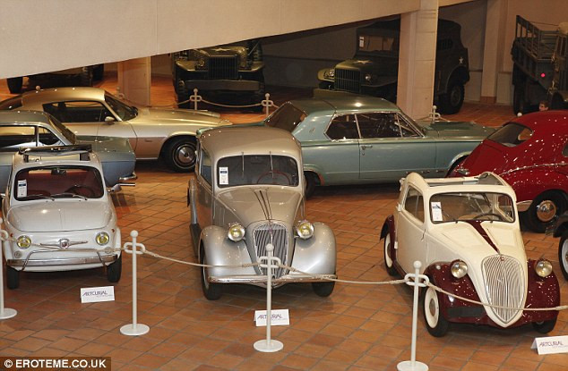 Bộ sưu tập 100 chiếc xe hơi của các Hoàng tử Monaco tại Bảo tàng Terrace of Fontvieille. Bộ sưu tập 100 chiếc xe hơi của các Hoàng tử Monaco tại Bảo tàng Terrace of Fontvieille.