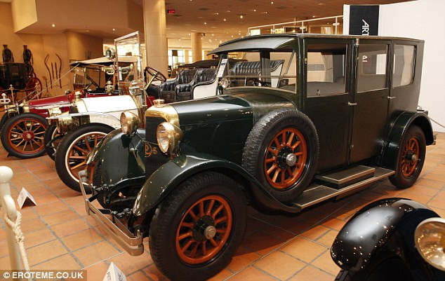 Bộ sưu tập 100 chiếc xe hơi của các Hoàng tử Monaco tại Bảo tàng Terrace of Fontvieille. Bộ sưu tập 100 chiếc xe hơi của các Hoàng tử Monaco tại Bảo tàng Terrace of Fontvieille.