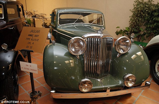 Chiếc Jaguar 1973 nhiều năm được đặt trong bảo tàng Terrace of Fontvieille cũng sẽ được mang ra bán đấu giá. Chiếc Jaguar 1973 nhiều năm được đặt trong bảo tàng Terrace of Fontvieille cũng sẽ được mang ra bán đấu giá.