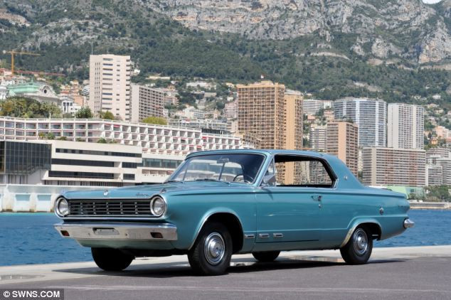 Chiếc Dodge Dart đời 1964 của Hoàng tử Rainier III cũng sẽ được bán đấu giá. Chiếc Dodge Dart đời 1964 của Hoàng tử Rainier III cũng sẽ được bán đấu giá.