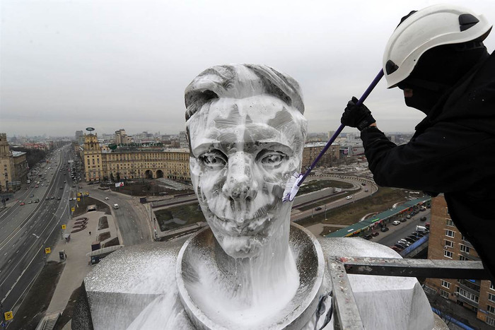 Một công nhân đang tạc bức tượng băng của nhà du hành vũ trụ đầu tiên Yuri Gagarin cao 6,9m tại quảng trường Gagarin, Moscow ngày 11/4.