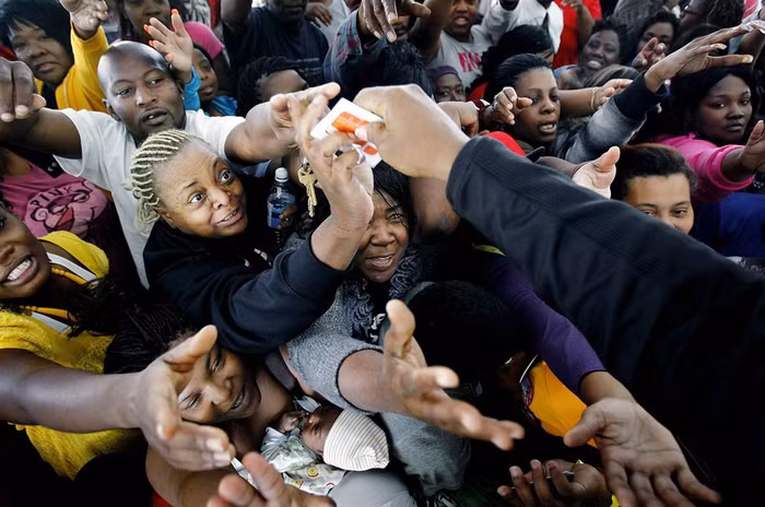 Annie Jackson (trái) nhận thẻ gas trị giá 20 USD tại lễ hỗ trợ những người khó khăn ở Memphis, Mỹ ngày 7/4.