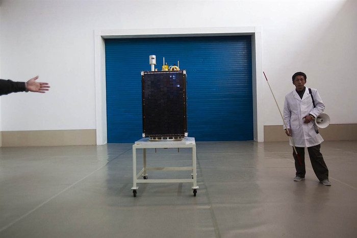 Mô hình vệ tinh được đưa vào quỹ đạo trong buổi phóng vệ tinh thất bại hôm 13/6 được giới thiệu với các nhà báo quốc tế ở trung tâm vệ tinh Sohae, Tongchang-ri, Triều Tiên.