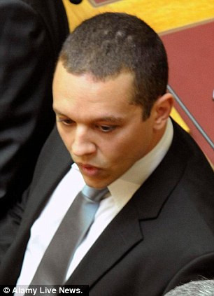 Lệnh bắt giữ ông Ilias Kasidiaris đã được ban hành ngay sau khi vụ việc xảy ra. Lệnh bắt giữ ông Ilias Kasidiaris đã được ban hành ngay sau khi vụ việc xảy ra.